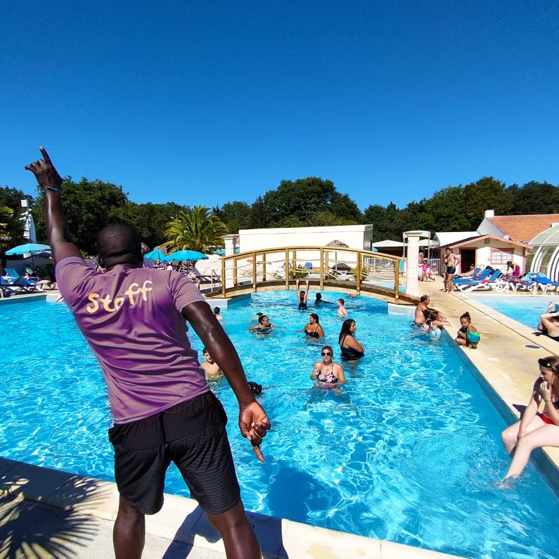 activité sportive au bord de la piscine toute la saison